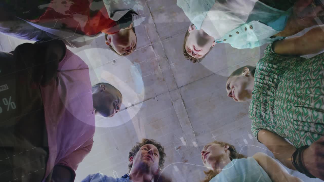 사무실에서 손을 함께 고 있는 다양한 동료들에 대한 통계 데이터 처리의 애니메이션