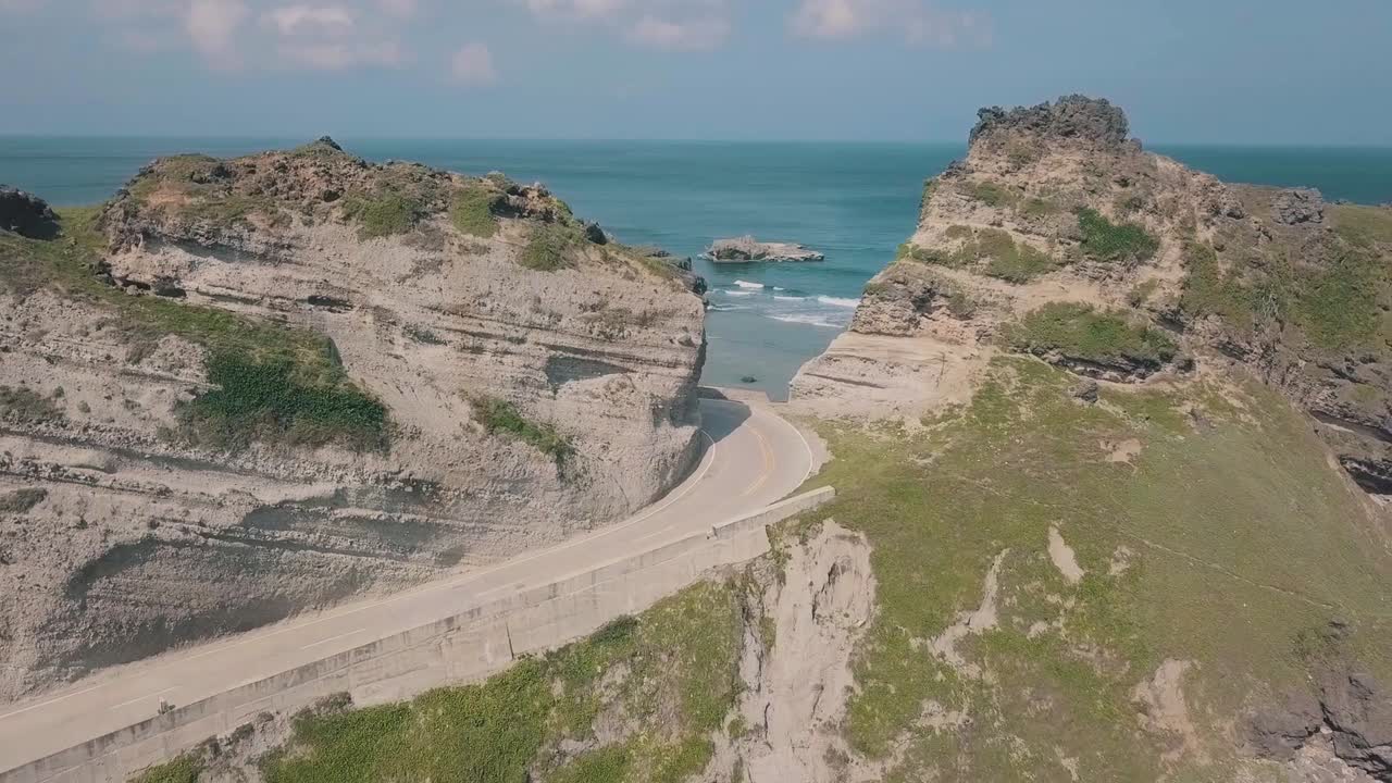 필리핀의 바스코 바타네스에 있는 알라파드 암석의 영화 같은 원더랜드의 숨막히는 공중 비디오