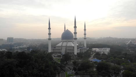 vista aérea de la mezquita del sultán salahuddin abdul aziz o localmente conocida como la mezquita shah alam