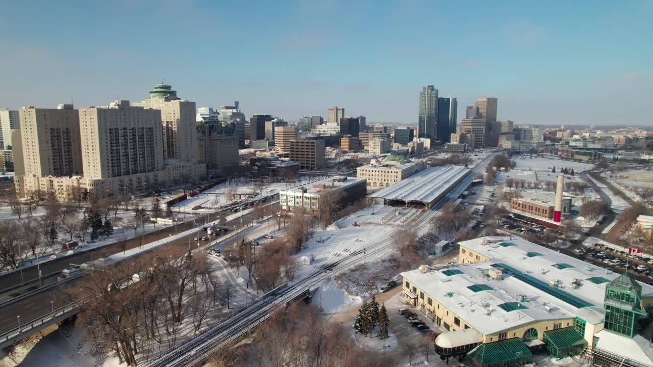 Veduta aerea immacolata del centro di Winnipeg in inverno, 4K.