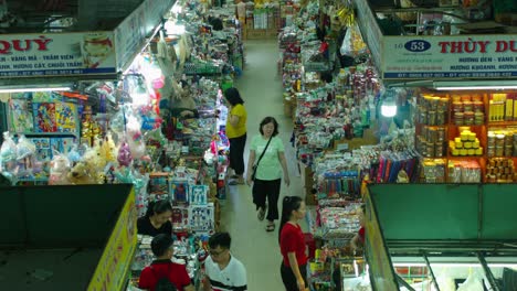 Famous-Han-market-with-Korean-tourists-shopping-around,-Da-Nang,-Vietnam