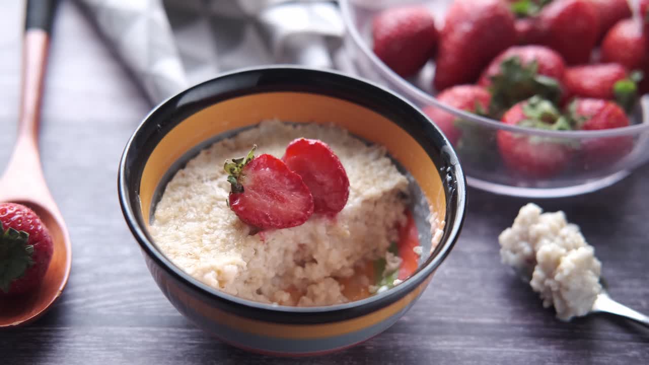 postre de avena de fresa en un tazón