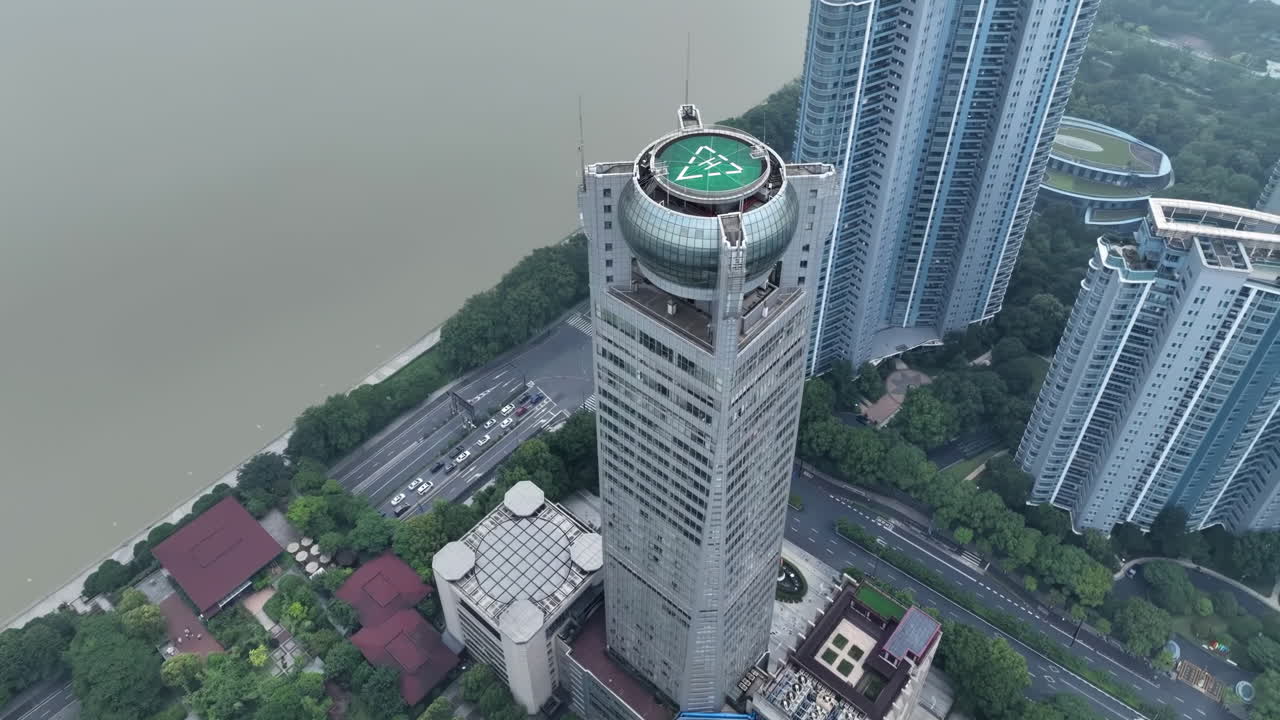 Vista de drone de heliporto no telhado de um arranha-céu icónico no centro da cidade com vista para a paisagem urbana em dia ensolarado