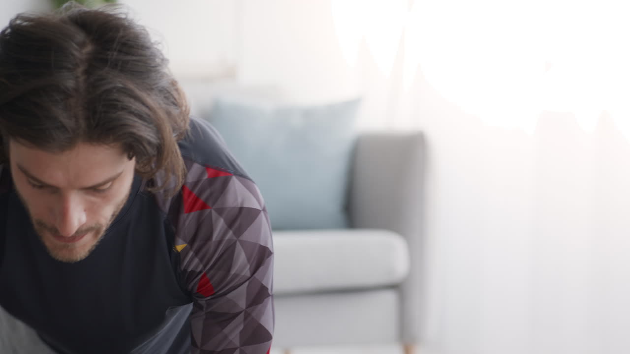 hombre haciendo flexiones en casa