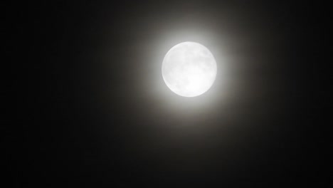 luna con nubes en la noche