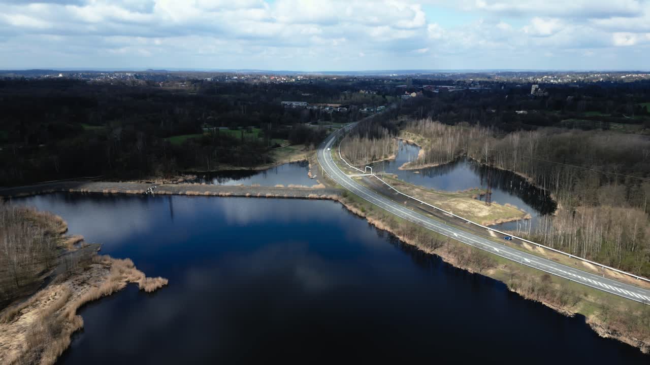 caminos entre lagos creados por las influencias mineras de las minas de carbón circundantes