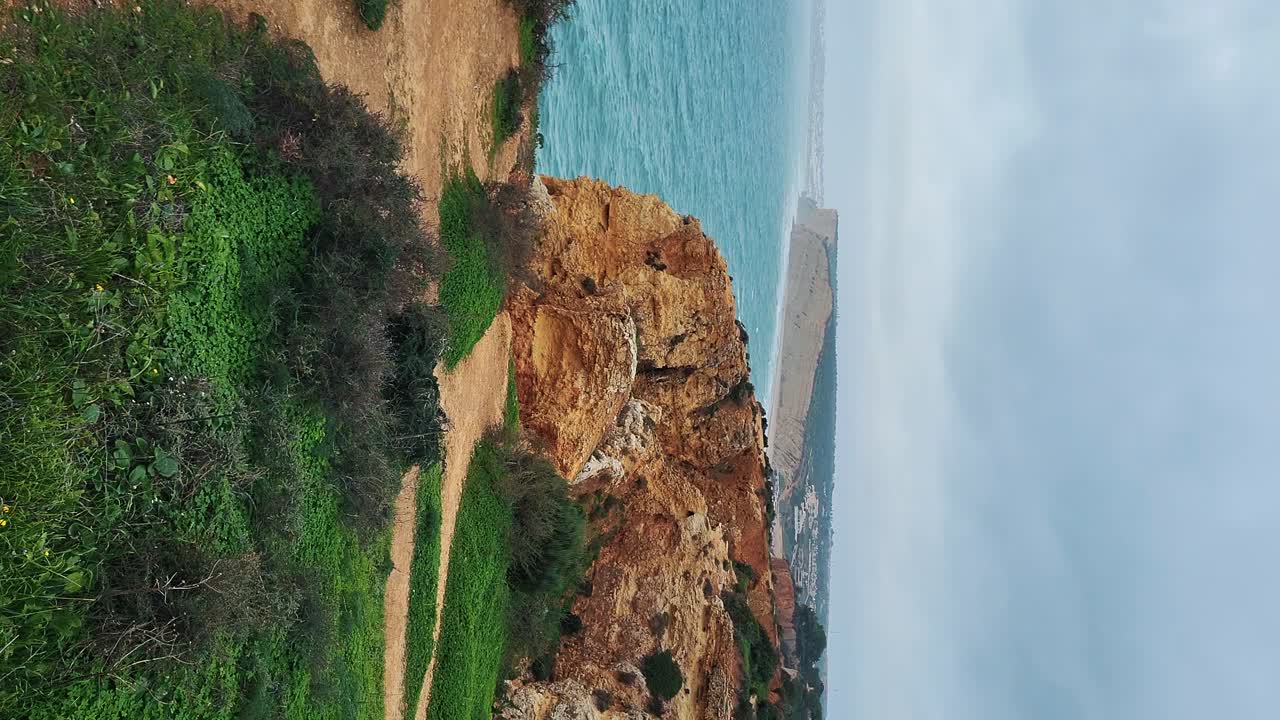 las rocas de ponta da piedade cerca de lagos en el algarve, portugal