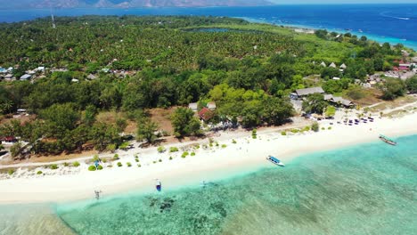 Wunderschönes-Luftpanorama-Der-Tropischen-Insel-Mit-Palmen-Und-Weißem-Sandstrand,-Booten,-Die-Im-Perfekt-Sauberen-Türkisfarbenen-Meerwasser-Schwimmen,-Und-Den-Bergen-Im-Hintergrund