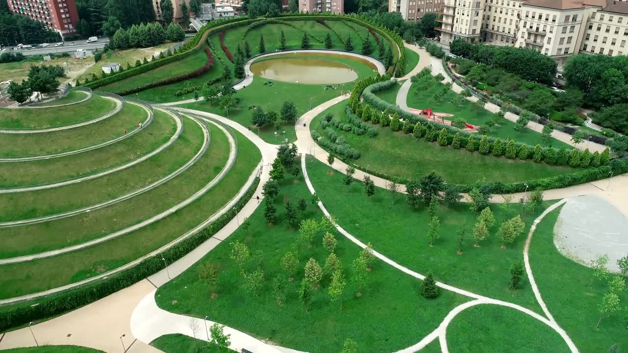 vista aérea de la ciudad y el parque 4k
