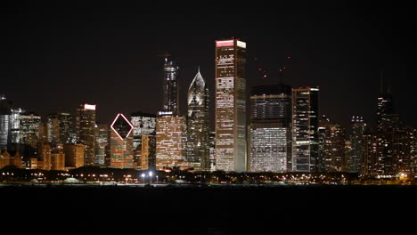 El-Brillante-Horizonte-De-Chicago-En-La-Noche