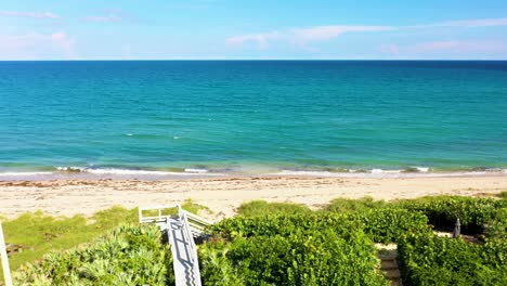 Una-Hermosa-Toma-De-Un-Dron-Regresando-A-La-Costa-En-El-Condado-De-Palm-Beach,-En-El-Sur-De-Florida