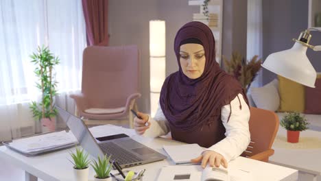 Muslim-business-woman-in-hijab-works-at-home-office.