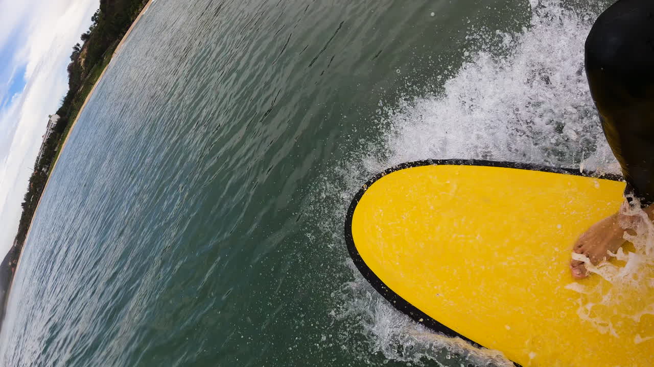 pov 폼 보드에서 서핑하는 서퍼의 1인칭 시점