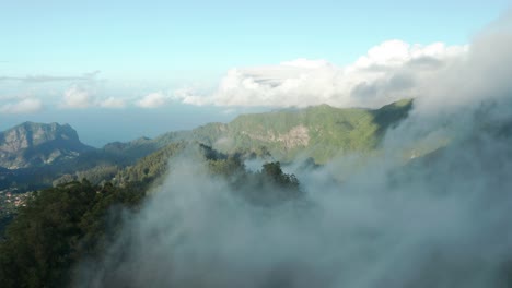 antena de mágicas y exuberantes montañas de madeira cubiertas de nubes, balcoes