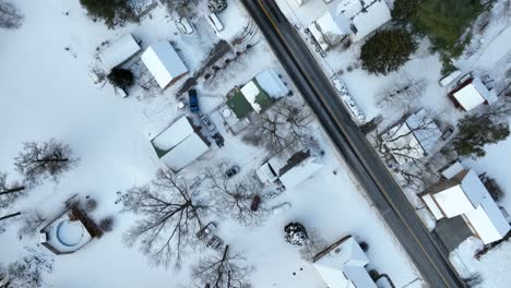 Schrägansicht-Von-Oben-Nach-Unten-Auf-Verschneite-Straße-Und-Straße-Mit-Häusern-Und-Häusern