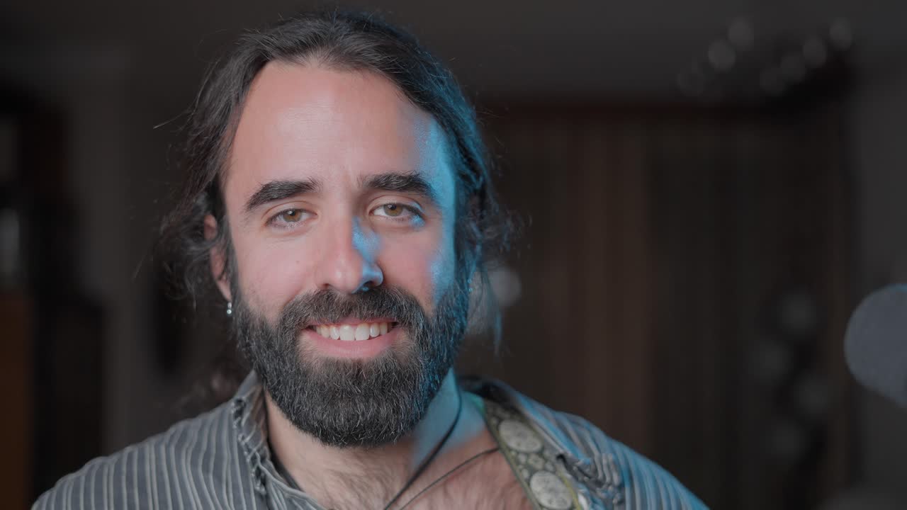 hombre tocando la guitarra acústica