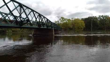 Flussfluss-Durch-Brücke-Im-Offenen-Waldhimmel---Fox-River