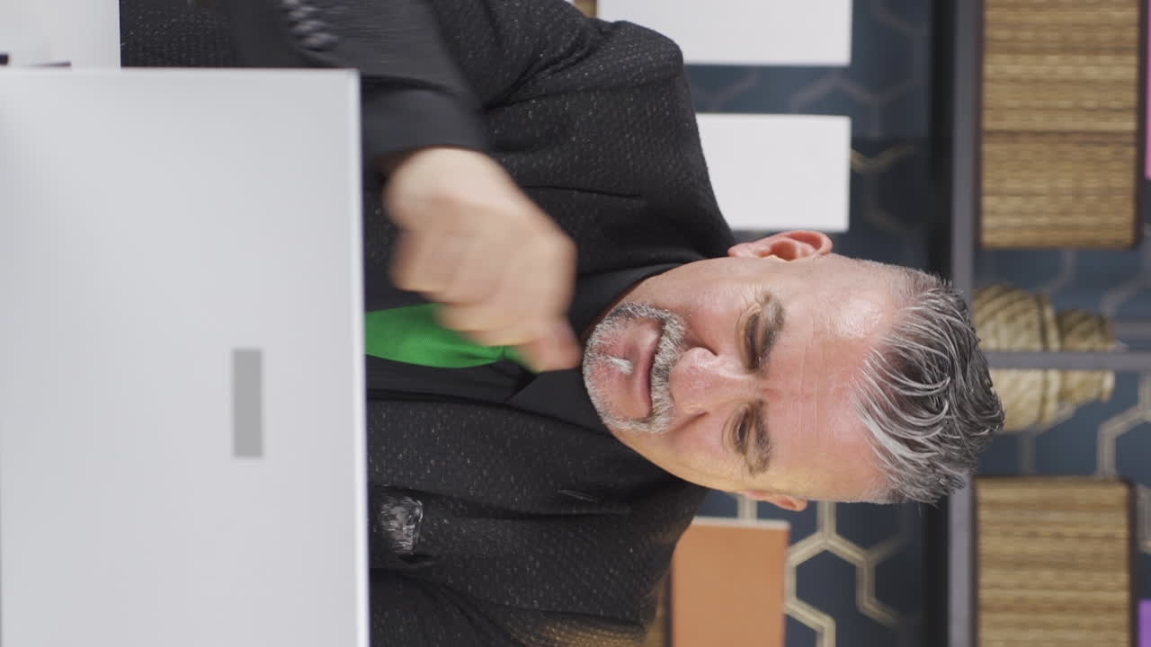 ⁇ 으로 자기 자신에게 화를 내는 사업가의 수직 비디오.