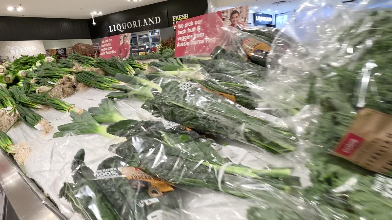 시장 에 전시 된 여러 가지 신선 한 채소