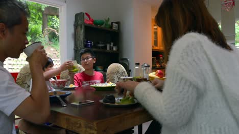 Miembros-De-La-Familia-Tomando-Jugo-En-La-Mesa-Del-Comedor-4k