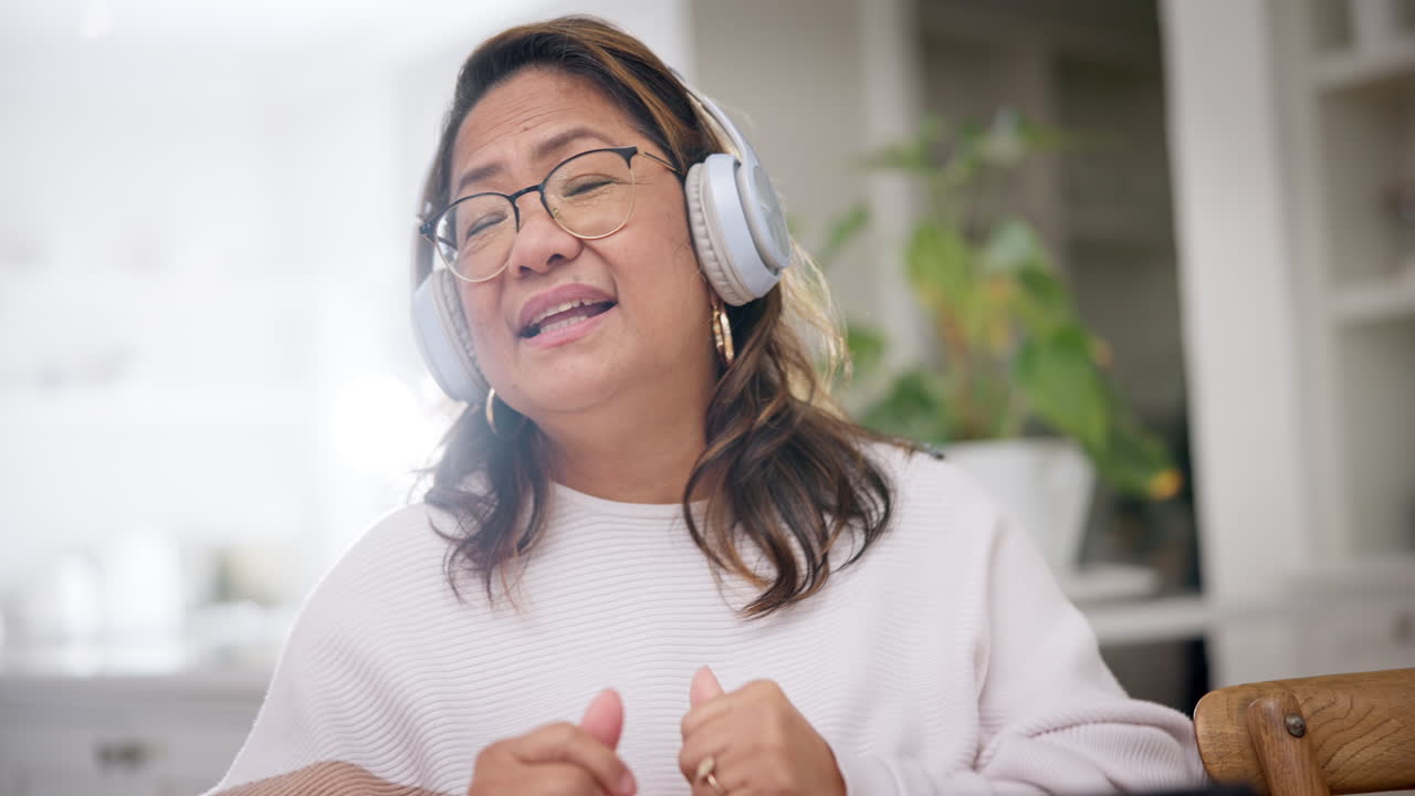 춤, 헤드폰과 성숙한 여성 노래