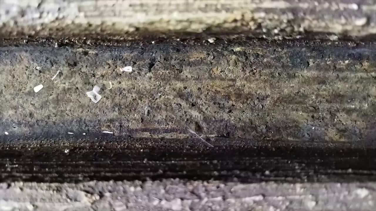 작은 구 ⁇ 이, 가정 하수구, 사용되지 않은 물에서  ⁇ 은 물이 흐릅니다.