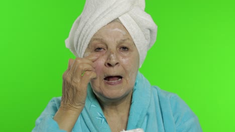 Abuela-Anciana-Después-De-La-Ducha.-Anciana-Aplicando-Crema-Humectante-En-La-Cara