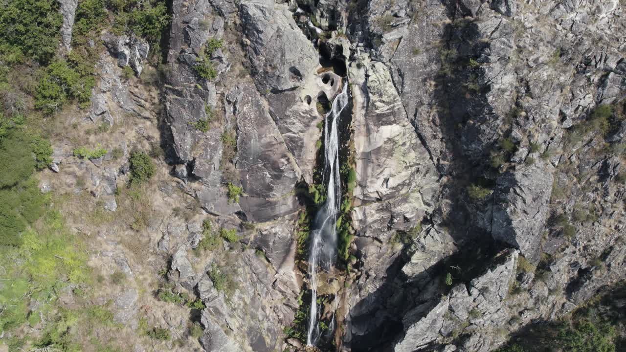 vista aérea descendente de la cascada llamada "frecha da mizarela