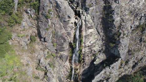 vista aérea descendente de la cascada llamada &quot;frecha da mizarela