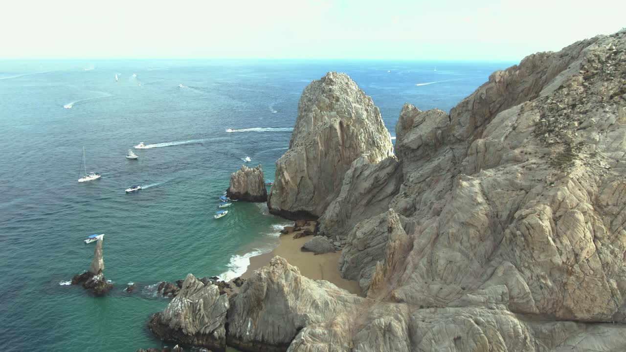 toma aerea de botes en el arco de los cabos, baja california sur