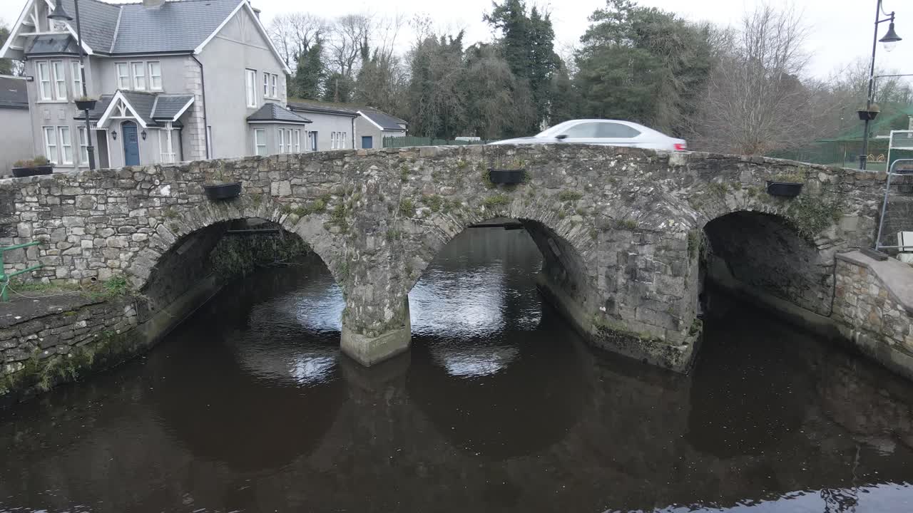 coche conduciendo a través del puente de piedra del arco en ballinodre, monaghan, irlanda