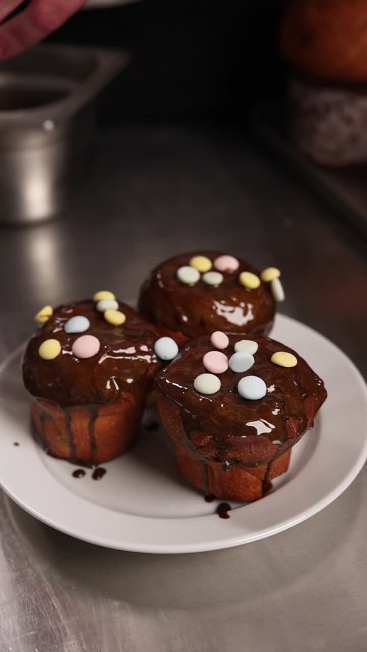 pasteles de chocolate con salpicaduras
