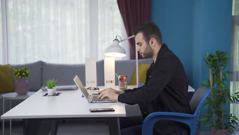 el trabajador independiente ofendido dice "shhh".