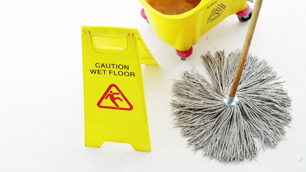 limpieza del suelo con un trapeador