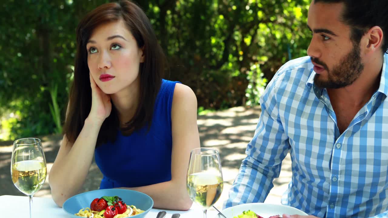 야외 레스토랑 4k에서 서로 상호 작용하는 커플