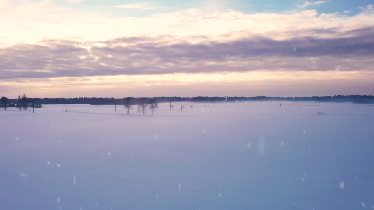 눈이 내리는 동안 얼어붙은 시골 풍경을 가로질러 운전하는 외로운 자동차, 공중 전망
