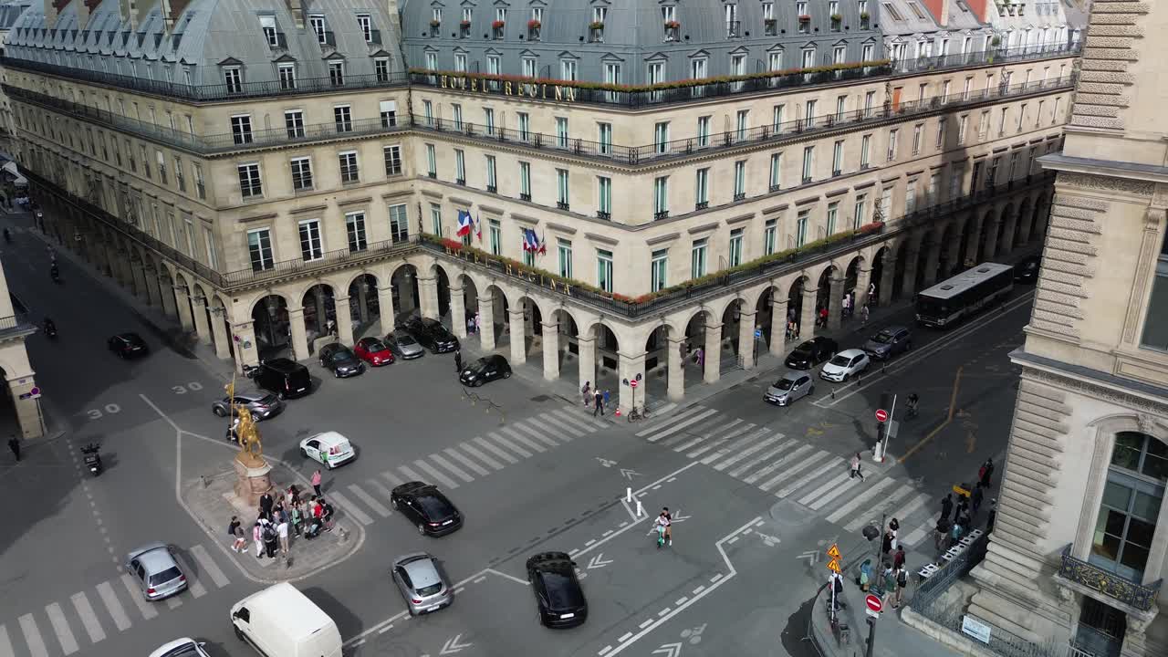 프랑스 파리 시내에 있는 피라미드 광장과 장 드 아크 동상