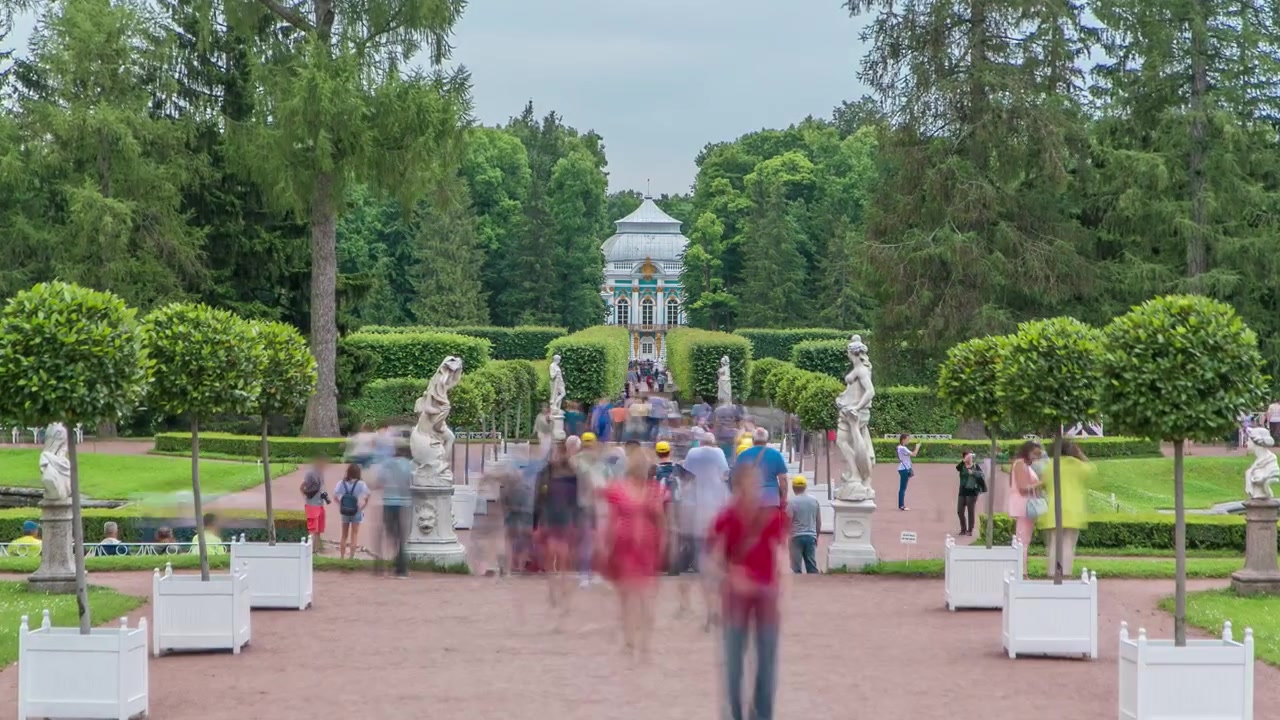 Tsarskoye Selo (Pushkin) timelapse, San Pietroburgo, Russia, Viale nel parco. Alberi e arbusti sono stati usati nel parco regolare come una sorta di materiale da costruzione.