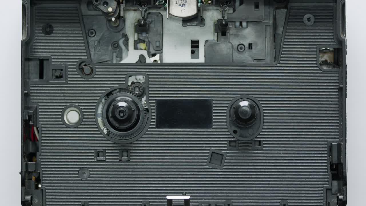 빈티지 오디오 카세트 클로즈업, 리윈딩 메커니즘, 휴대용 오디오 플레이어