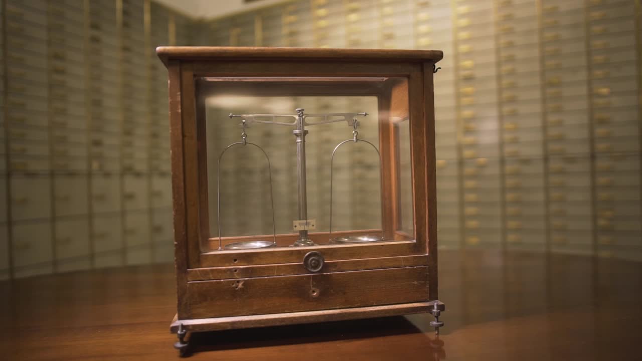 보호 상자 2의 빈티지 올드 골드 스케일