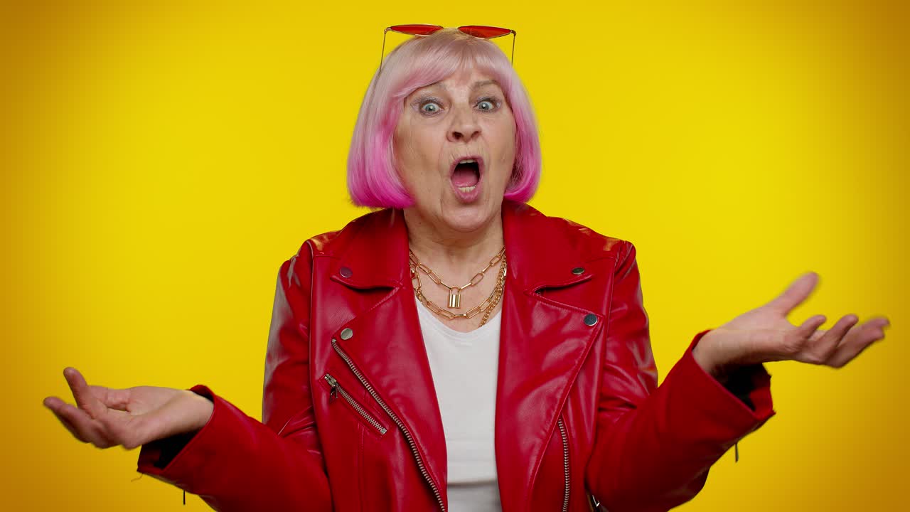 노인이 분노한 표정으로 손을 들고 왜, 실패의 어떤 이유, 짜증