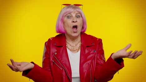 mujer mayor levantando las manos en expresión indignada, preguntando por qué, qué razón de fracaso, irritación