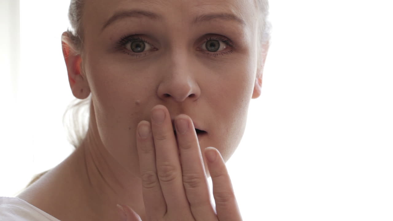 la chica está muy sorprendida por algo.
