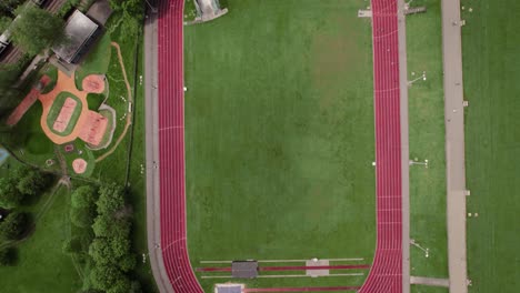 Vista-Aérea-De-La-Ciudad-De-Londres-Desde-La-Pista-De-Atletismo-De-La-Colina-Del-Parlamento-Volando-Alrededor-Del-Parque-Belsize,-Ciudad-De-Kentish,-Granja-De-Tiza,-Paisaje-Urbano-Del-Barrio-Suburbano-De-La-Ciudad-De-Camden-En-Inglaterra,-Reino-Unido