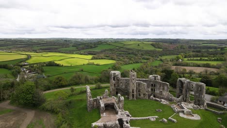 Avance-Aéreo-Sobre-Las-Ruinas-Del-Castillo-De-Llawhaden-En-Pembrokeshire,-Gales