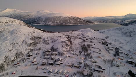 fotografía aérea de pequeñas cabañas construidas en ersfjordvegen junto a un lago