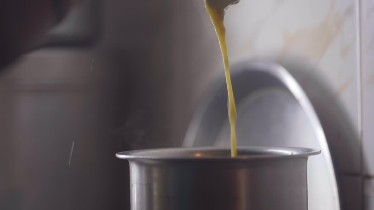 faticoso indiano dal giallo con la mano