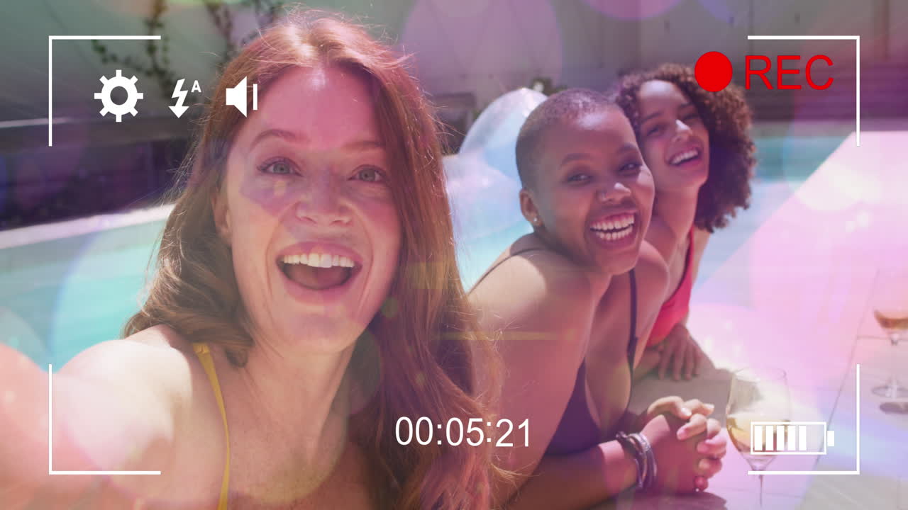 animación de video sobre felices amigas diversas en la piscina tomando una película propia
