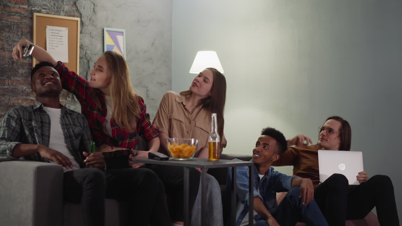 흑인 남자친구와 행복한 친구들과 함께 비디오를 촬영하는 여자