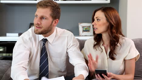 Pareja-Trabajando-En-Sus-Cuentas